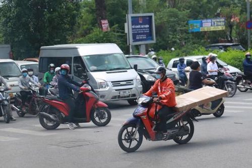 Xe ôm công nghệ vượt đèn đỏ, đi ngược chiều bị khóa tài khoản vĩnh viễn