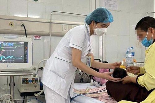Bé sơ sinh 5 ngày tuổi có biểu hiện ngộ độc thuốc trầm cảm