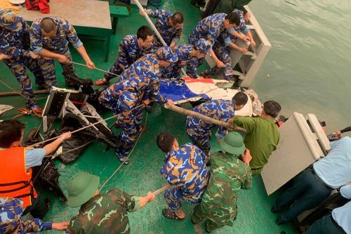 Trục vớt xác máy bay trực thăng, đưa về đảo Cát Bà điều tra nguyên nhân