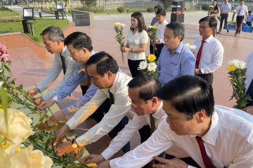 Dâng hoa tưởng nhớ Tổng Bí thư Lê Duẩn