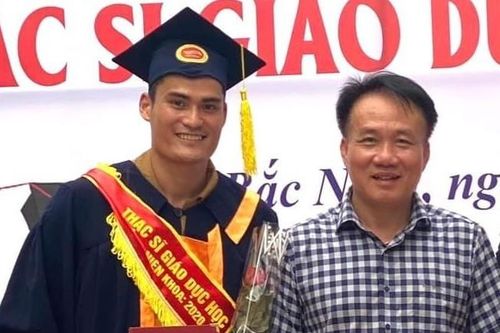 Tuyển thủ điền kinh Quách Công Lịch nhận bằng thạc sĩ