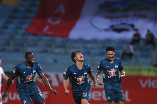 Đè bẹp Viettel ngay trên sân Hàng Đẫy, HA.GL vào tốp 5