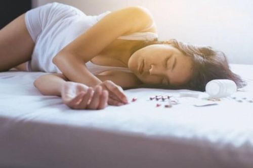 Đau đầu khó ngủ, cô gái làm điều khiến bác sĩ khiếp sợ
