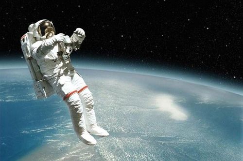 Lơ lửng ngoài không gian, vì sao phi hành gia có thể gọi điện thoại?