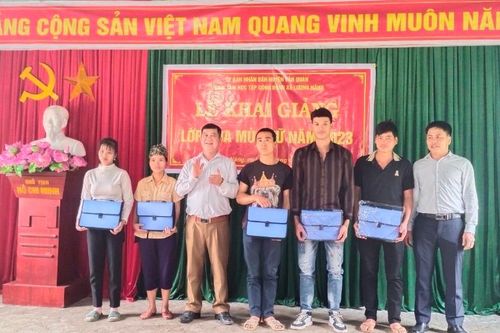 Xóa mù chữ để thoát nghèo