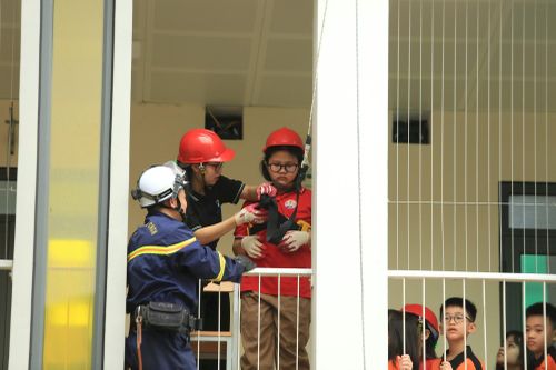 Học sinh Thủ đô trải nghiệm thoát nạn khi hỏa hoạn