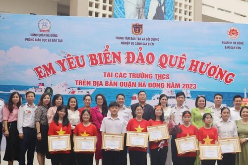 Cảnh sát biển đưa Cuộc thi 'Em yêu biển đảo quê hương' đến với học sinh quận Hà Đông