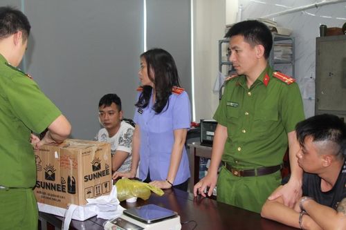 Bắt giữ 2 thanh niên 'cõng' 3 kg ma túy từ cửa khẩu về thành phố tiêu thụ
