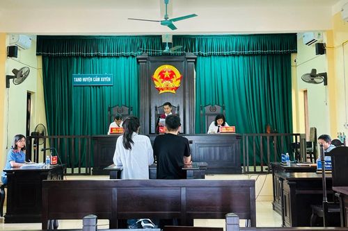 Cặp đôi đến trường học để trộm cắp tài sản