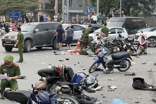 Vấn đề pháp lý trong vụ xe ô tô 'ủi' hàng loạt xe máy ở Hà Nội