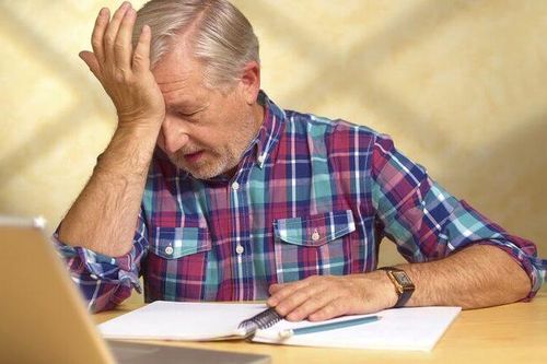 Bệnh teo não xảy ra ở độ tuổi nào, dấu hiệu ra sao?