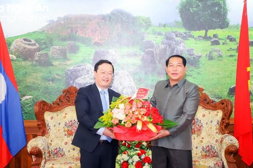 Chủ tịch UBND tỉnh Nghệ An chúc Tết cổ truyền Bunpimay tại tỉnh Xiêng Khoảng (Lào)