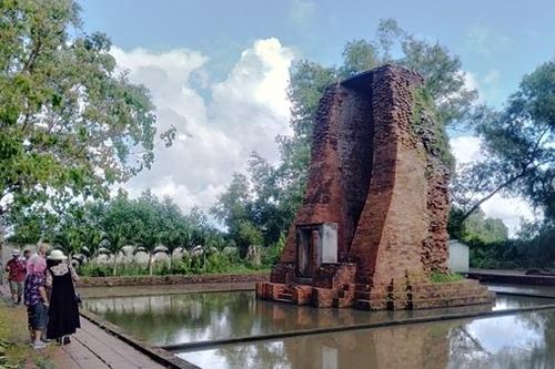 Thăm tháp cổ Vĩnh Hưng