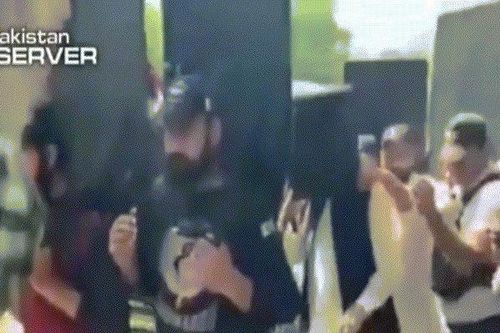 Kỳ lạ cảnh cựu Thủ tướng Pakistan đội 'xô chống đạn' đến tòa