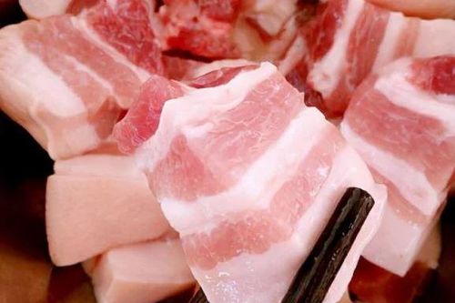 Mua thịt lợn, thịt bò về đừng vội cho vào tủ lạnh, thoa thêm lớp rượu và dầu ăn để cả năm không hỏng