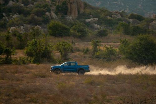 Ranger Raptor phô diễn khả năng chạy trên cát lún tại Ninh Thuận