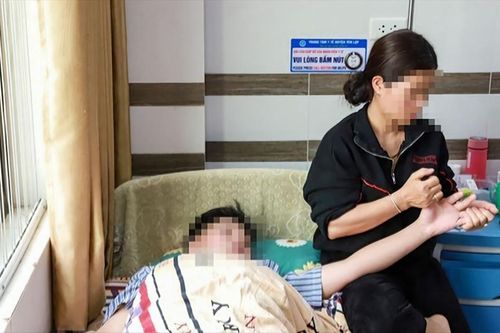 Tạm dừng việc học với 20 học sinh dùng điếu cày đánh hội đồng bạn, thái độ các phụ huynh gây chú ý