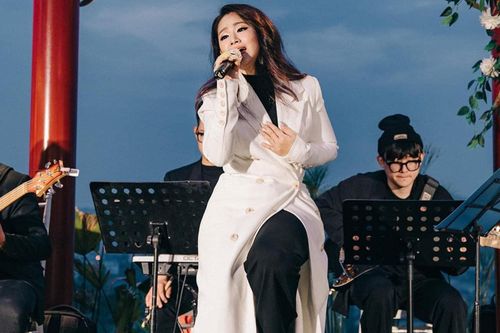 Lương Bích Hữu hát nhạc Hoa trên sân khấu, nghe xong ai nấy đều muốn... 'lẹo cả lưỡi'!