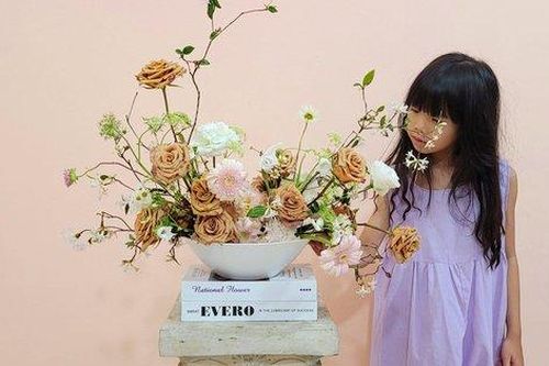 Bé gái 7 tuổi cắm hoa như nghệ nhân, mê hoa tới mức lén học dù mẹ không cho phép