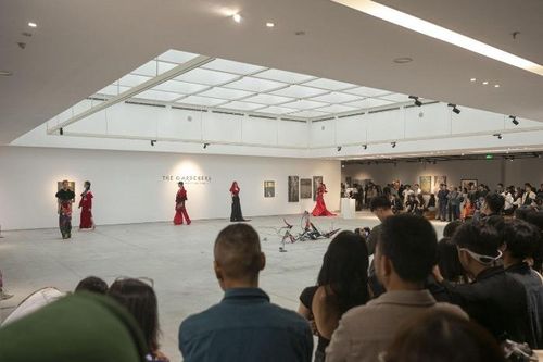 Đầu tháng 4, tham quan hai triển lãm của họa sĩ Phan Sang và nhóm nghệ sĩ trẻ