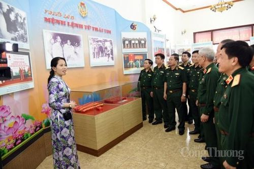 Khai mạc Triển lãm chuyên đề 'Mệnh lệnh từ trái tim'