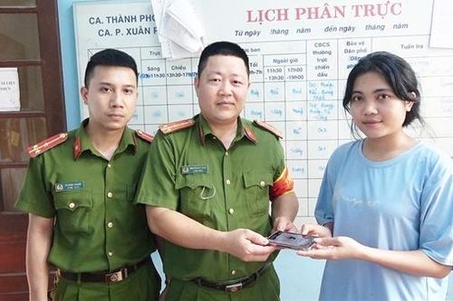 Nhiều du khách, người dân xúc động khi được Công an xã, phường tìm lại tài sản
