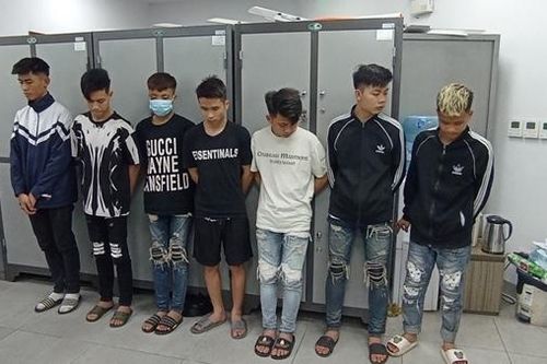 Nhóm côn đồ 'tóc bạc, quần bò rách' ôm đao kiếm từ Bắc Giang xuống Hà Nội hỗn chiến