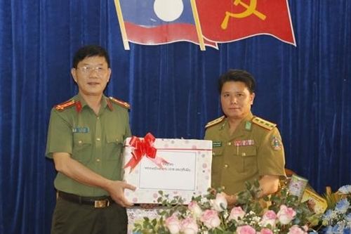 Công an tỉnh Nghệ An chúc Tết Bunpimay Công an 3 tỉnh nước bạn Lào