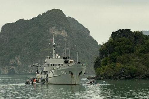 Thợ lặn tiếp cận và triển khai phương án trục vớt máy bay gặp nạn