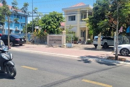 Thêm một kiểm soát viên đoàn QLTT kiểm tra gạch ngói xộ khám
