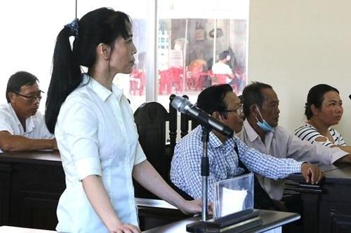'Nữ yêu' xưng luật sư, gửi danh thiếp lòe bịp, lừa tiền tỷ