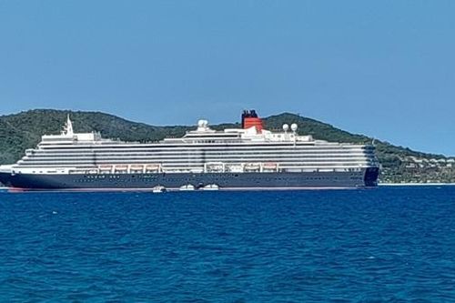 Tàu du lịch biển Queen Elizabeth II đưa gần 1.900 du khách đến vịnh Nha Trang