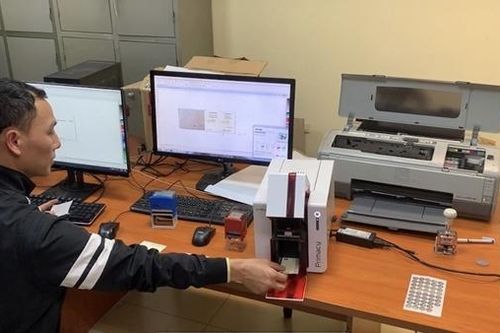 Cặp vợ chồng điều hành đường dây sản xuất giấy tờ giả, thu tiền tỷ mỗi tháng