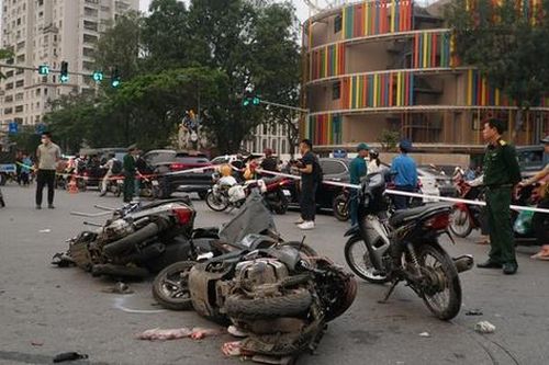Tin 6/4: Diễn biến nóng vụ ô tô tông 17 xe máy ở Hà Nội; máy bay trực thăng rơi trên biển, 5 người gặp nạn