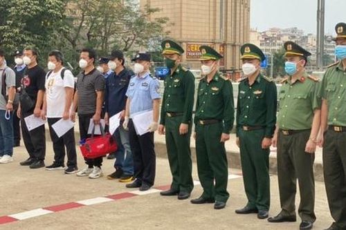 Trục xuất 5 người Trung Quốc nhập cảnh trái phép vào Việt Nam