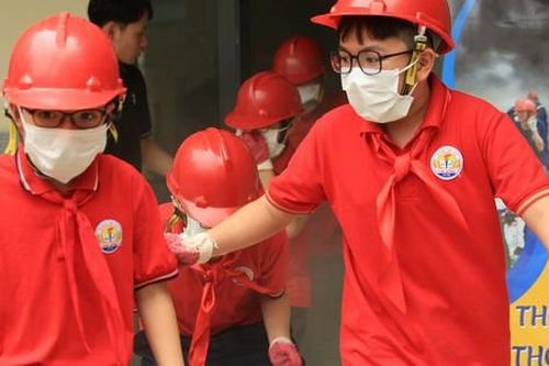 Học sinh hào hứng tham gia trải nghiệm ngoại khóa phòng cháy, chữa cháy