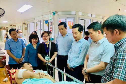 Lãnh đạo quận Hoàn Kiếm thăm chiến sĩ Công an phường bị thương trong khi làm nhiệm vụ