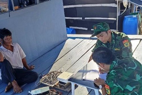 Cà Mau: Làm rõ hành vi cất giữ 3 bộ thiết bị giám sát hành trình đối với 2 chủ tàu cá