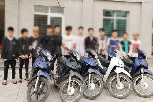 13 thanh thiếu niên vác hung khí tự chế đi tìm đối thủ