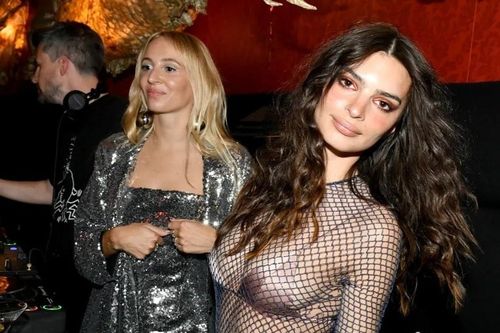 Emily Ratajkowski sau nụ hôn gây sốc với Harry Styles