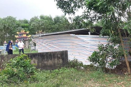 Phó hiệu trưởng tử vong cạnh mộ cha