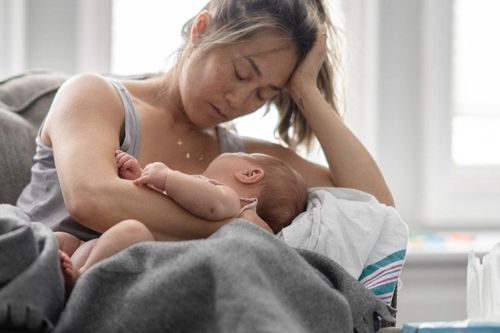 Đau đầu sau sinh cảnh báo căn bệnh nguy hiểm nào?