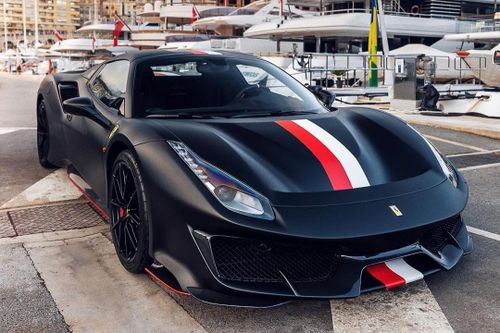 Tay đua F1 lái Ferrari truy đuổi tên trộm đồng hồ