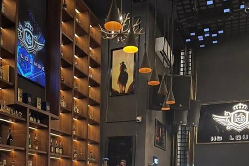 Phát hiện quán bar HG Lounge bán bóng cười