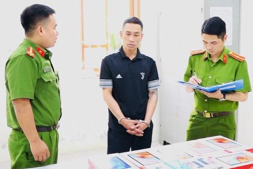 Nghi phạm tự đâm dao vào cổ để uy hiếp công an