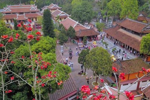 Ngẩn ngơ trước vẻ đẹp thơ mộng của chùa Hương mùa hoa gạo