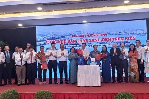 Báo Pháp luật TP Hồ Chí Minh cùng ngư dân thắp sáng đèn trên biển