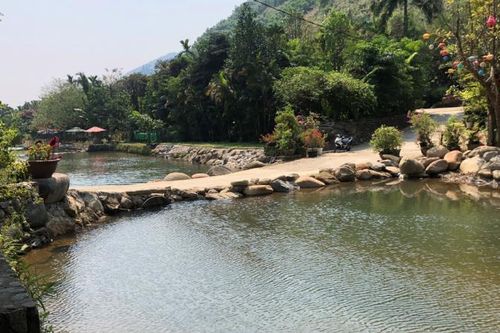 Các khu du lịch xâm phạm bờ suối ở xã Hòa Phú