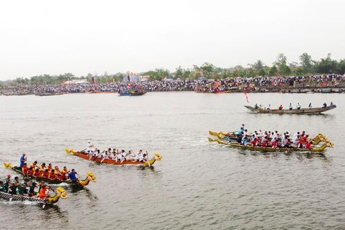 Giải đua thuyền truyền thống nhân kỷ niệm ngày sinh Tổng Bí thư Lê Duẩn