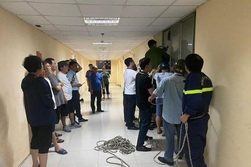 Toàn cảnh vụ giải cứu cháu bé 10 tuổi 'mắc kẹt' trên tầng 20